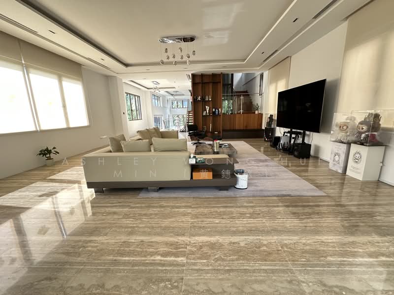 Newly Renovated Bungalow! Huge Living and Entertainment!