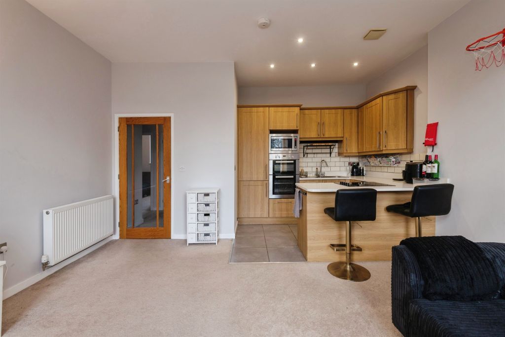 2 bed flat for saleBlenheim Road, Minehead TA24 photo 5