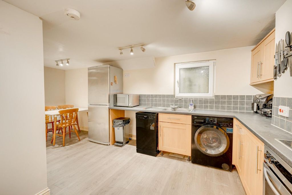 2 bed flat for saleLake Street, Leighton Buzzard LU7 photo 3