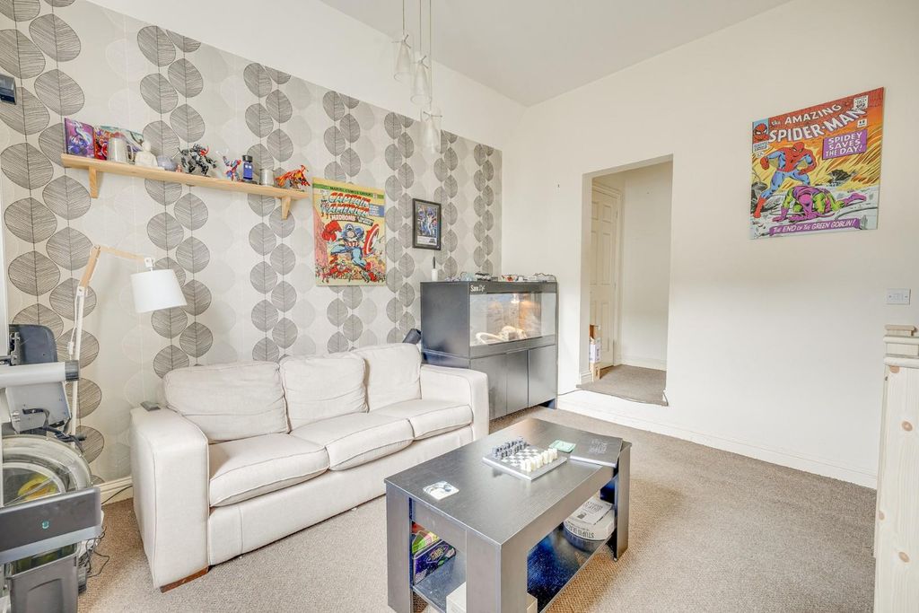 2 bed flat for saleLake Street, Leighton Buzzard LU7 photo 2