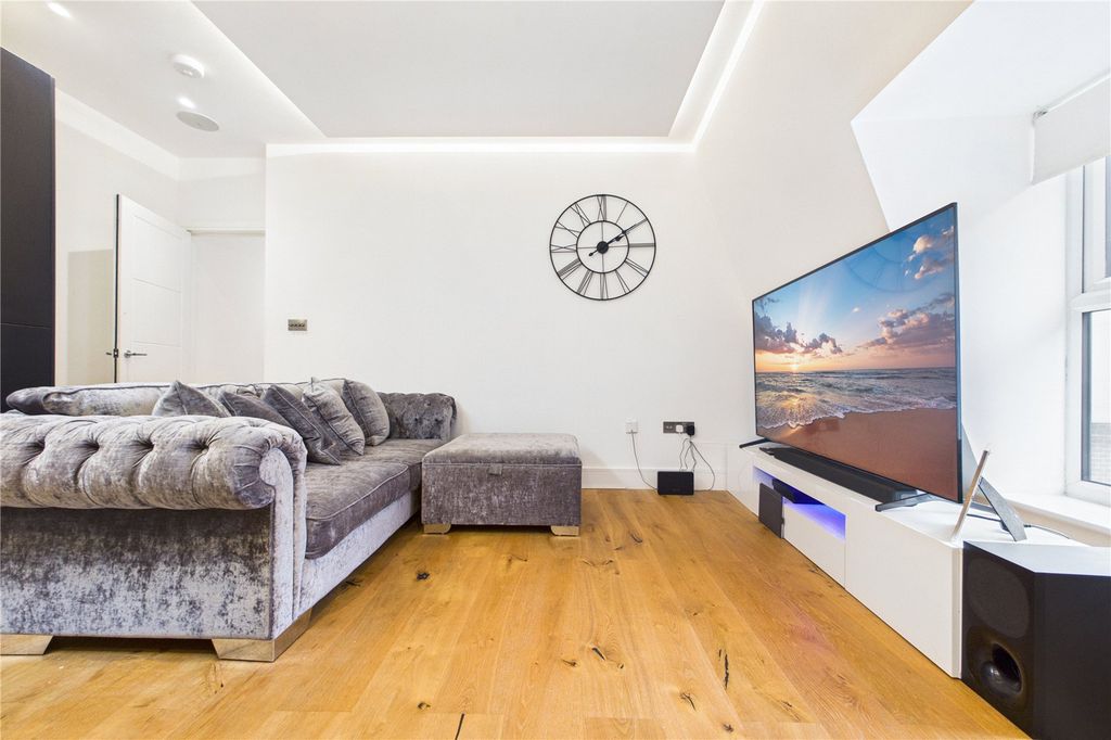 Additional image 7 of 2 bed flat for salePark Street, Newbury, Berkshire RG14