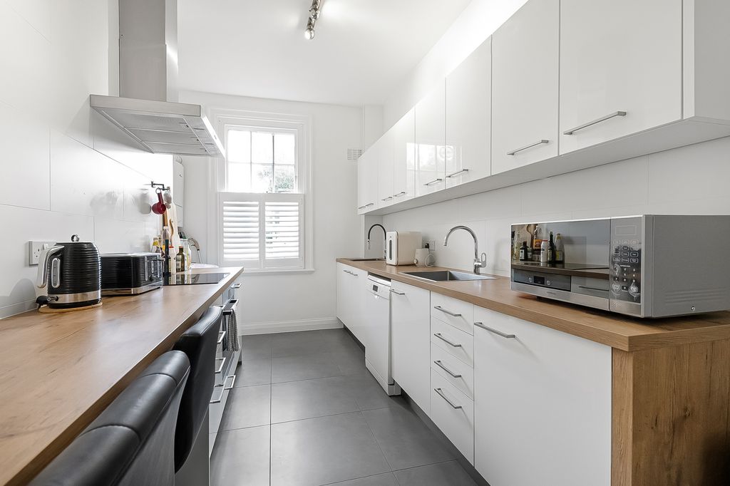 3 bed flat for saleBroadway, Oxted RH8 photo 3