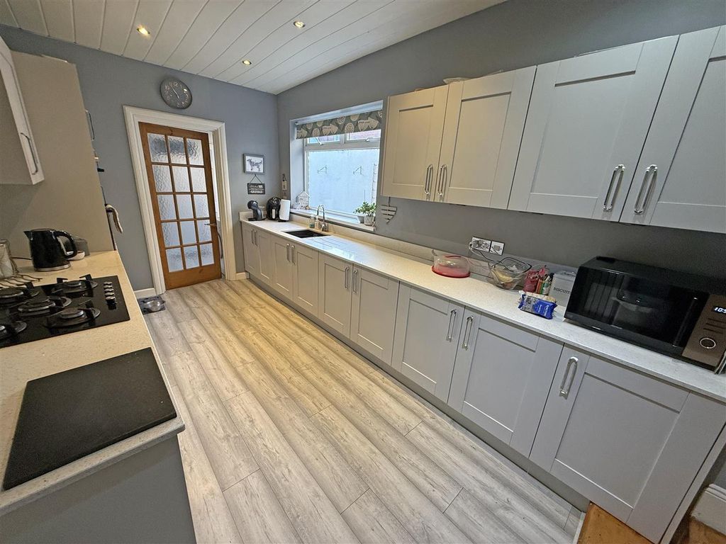 5 bed property for salePreston Avenue, North Shields NE30 photo 4