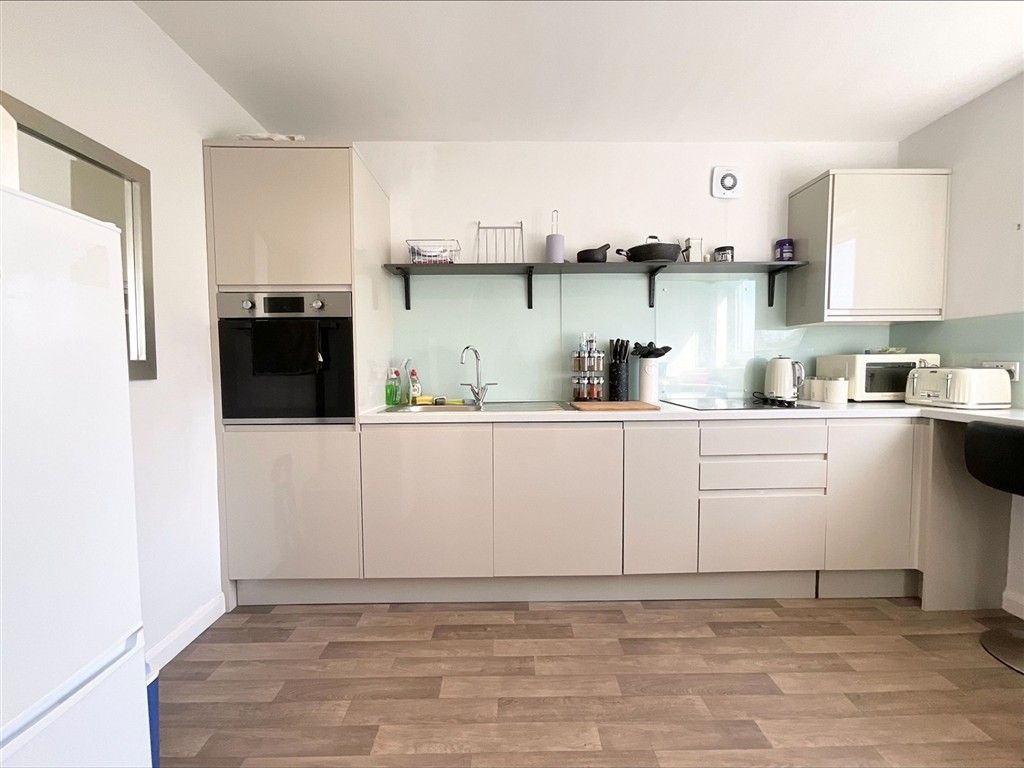 2 bed flat for saleWestern Road, Lancing, West Sussex BN15