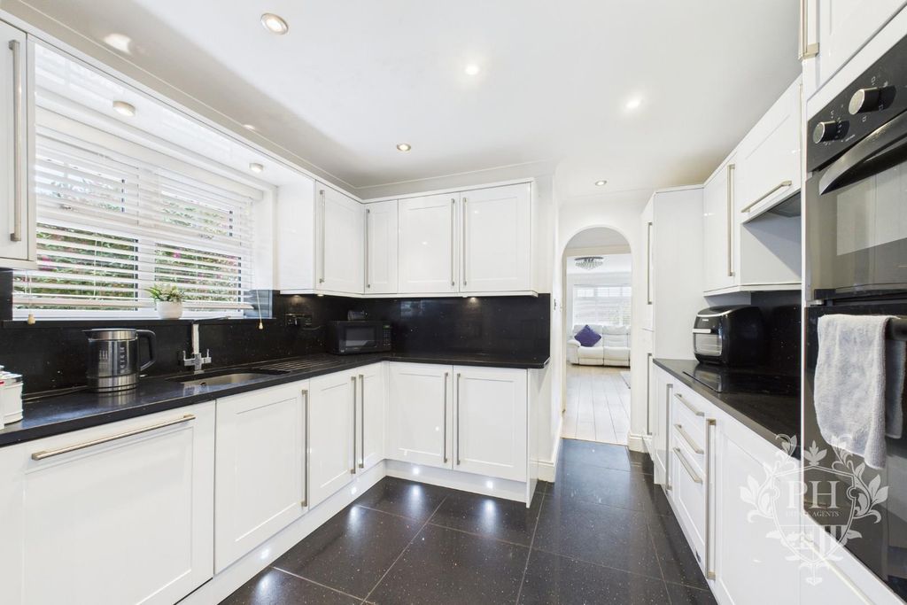 4 bed detached bungalow for saleParkgate, Middlesbrough TS6 photo 2