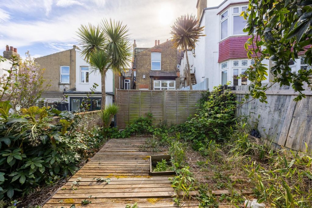Additional image 29 of 3 bed flat for saleCliff Gardens, Leigh-On-Sea SS9