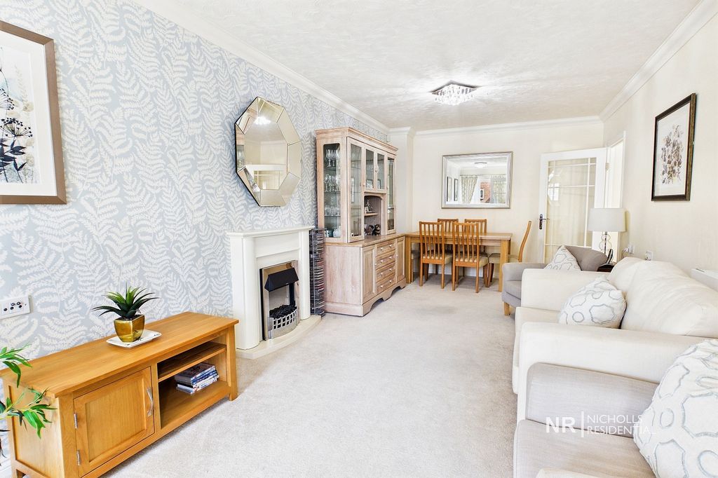 2 bed flat for saleKingston Avenue, Leatherhead. KT22 photo 3