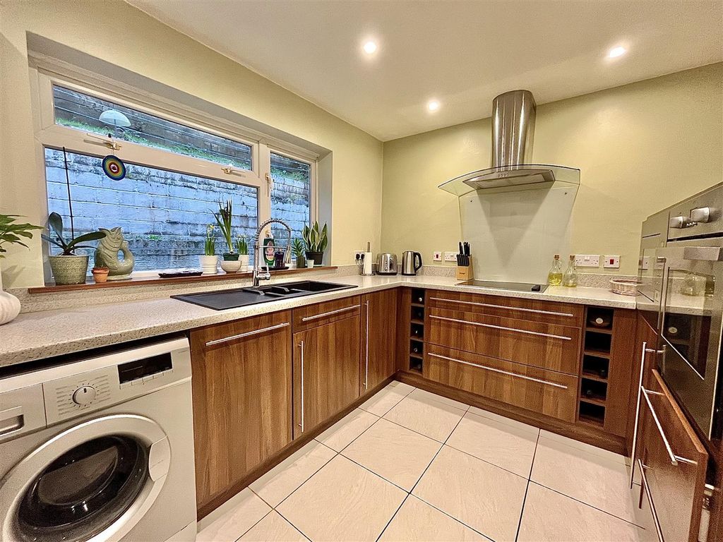 3 bed detached house for saleThe Crescent, Mitcheldean GL17 photo 2