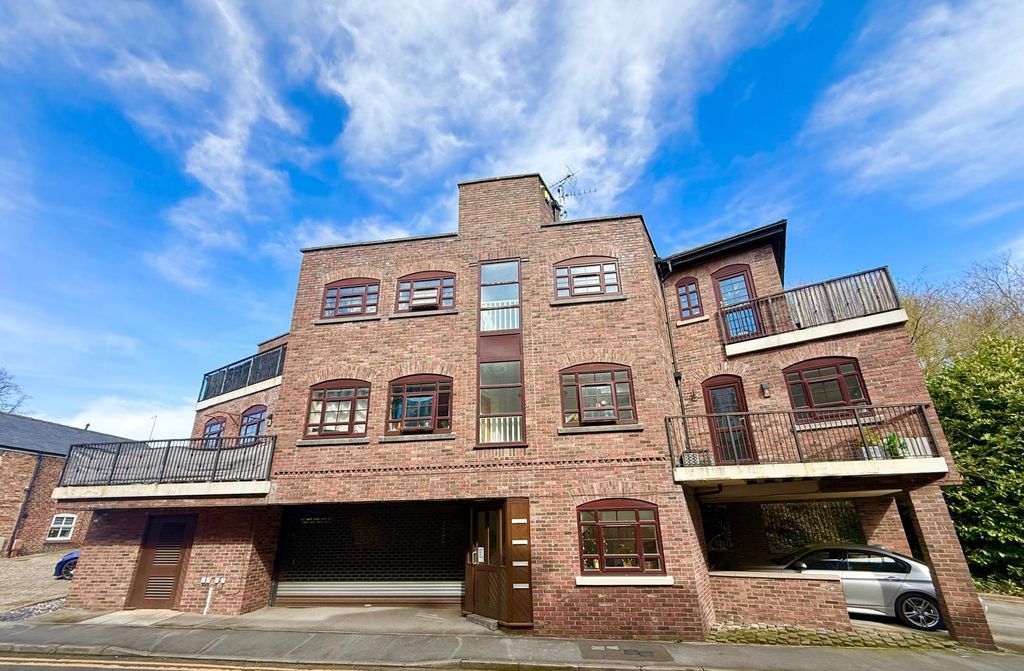 2 bed flat for saleElizabeth Street, Macclesfield SK11