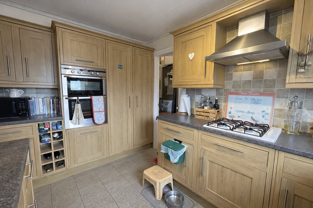 Additional image 4 of 3 bed bungalow for saleCamuset Close, Milford Haven, Dyfed SA73