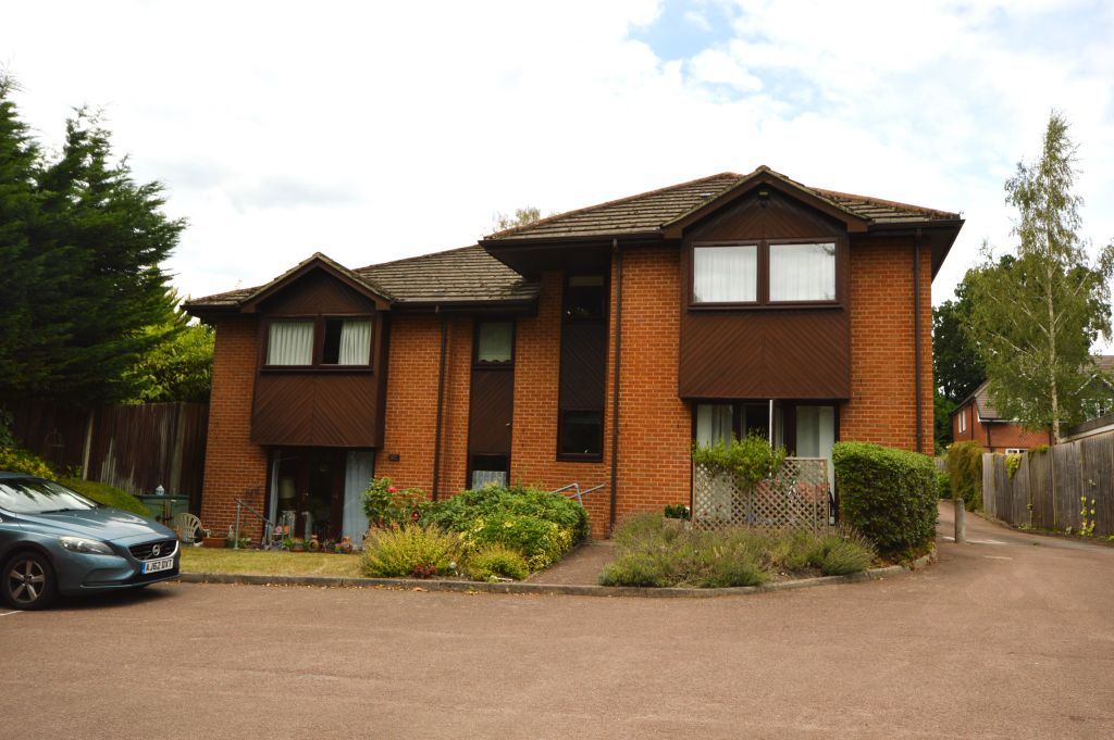 1 bed property for saleOakleigh, Lightwater Road, Lightwater GU18