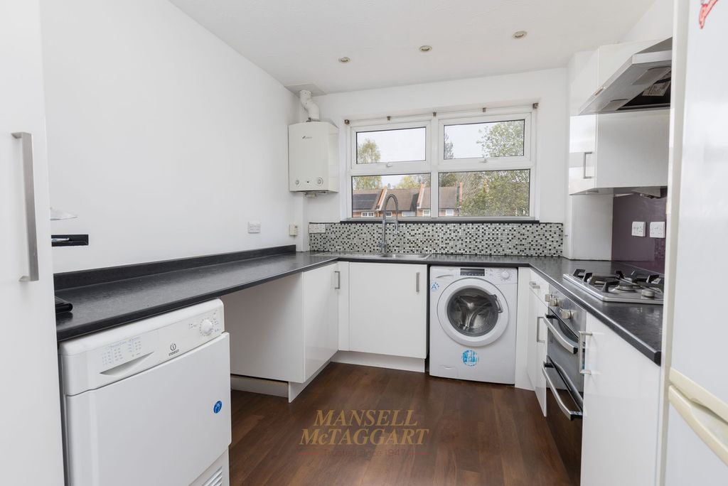 2 bed flat for saleManning Close, East Grinstead RH19 photo 3