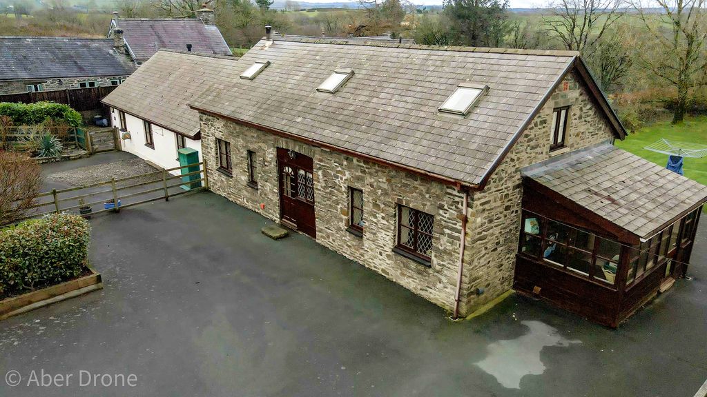 4 bed equestrian for saleLlanrhystud SY23 photo 2