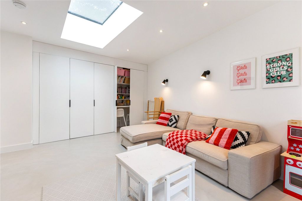 Additional image 12 of 5 bed detached house for saleHeather Gardens, Newbury, Berkshire RG14