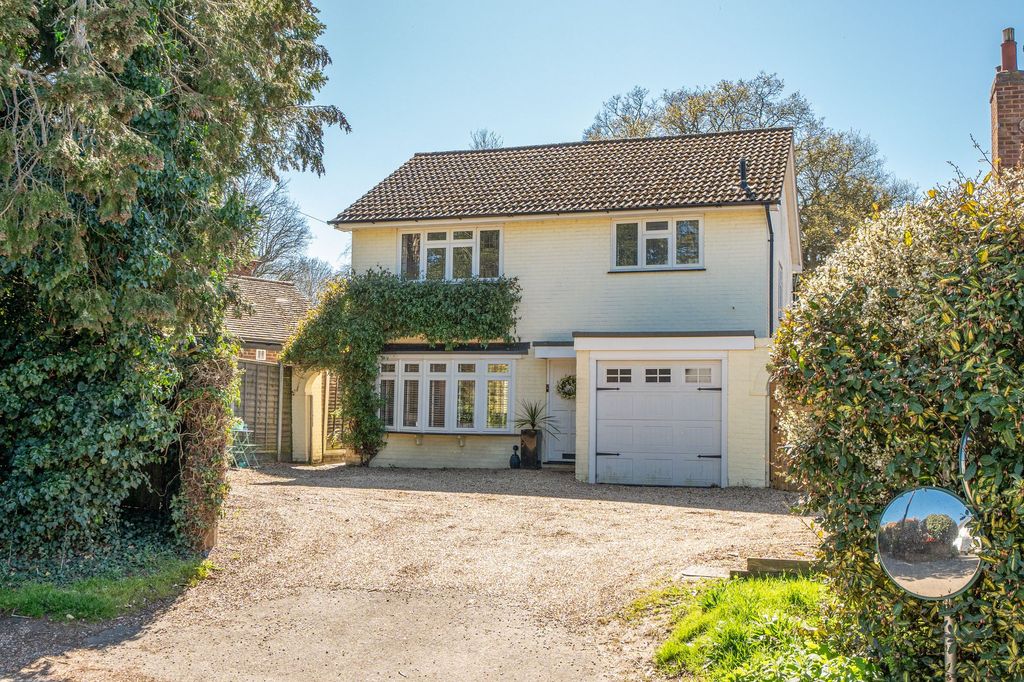 3 bed detached house for saleHarriotts Lane, Ashtead KT21