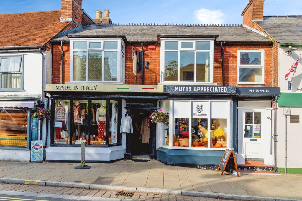 2 bed flat for saleHigh Street, Lyndhurst, Hampshire SO43