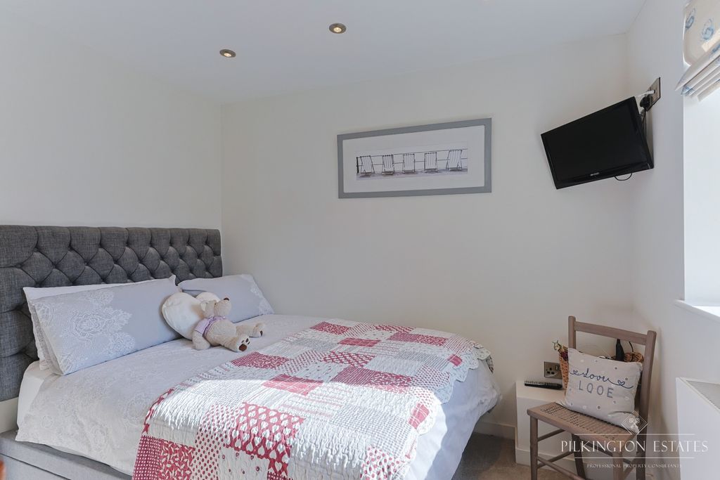 2 bed flat for saleStation Road, Looe PL13 photo 5