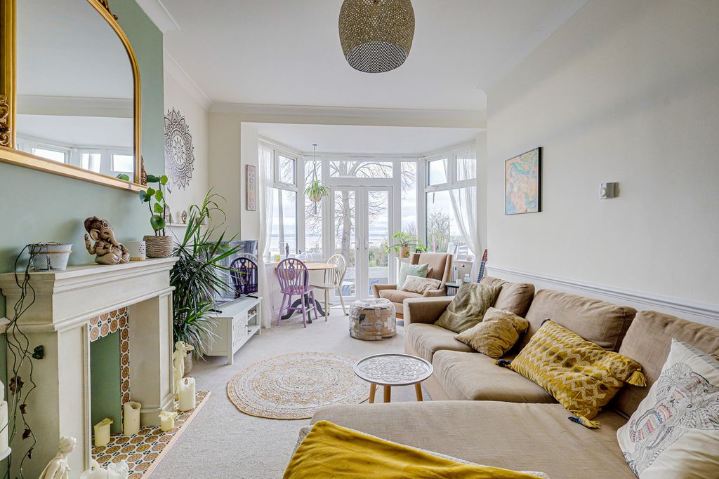 Additional image 8 of 2 bed flat for saleGrand Parade, Leigh-On-Sea SS9