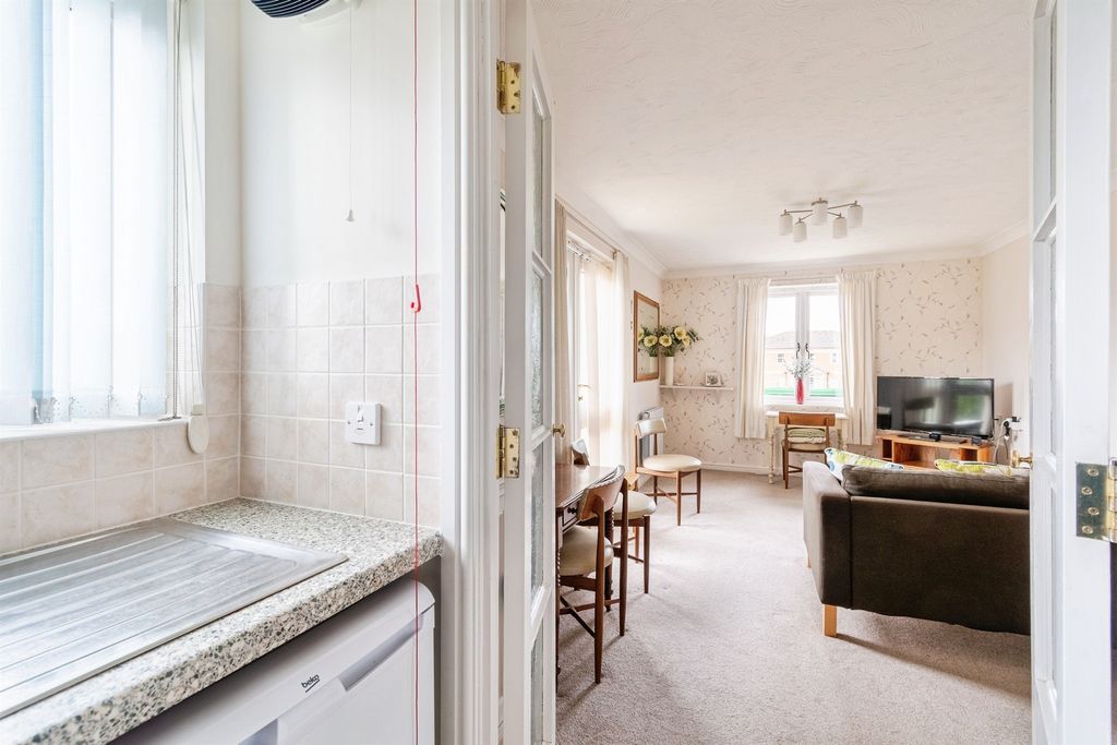 1 bed flat for saleLowbourne, Melksham SN12 photo 3