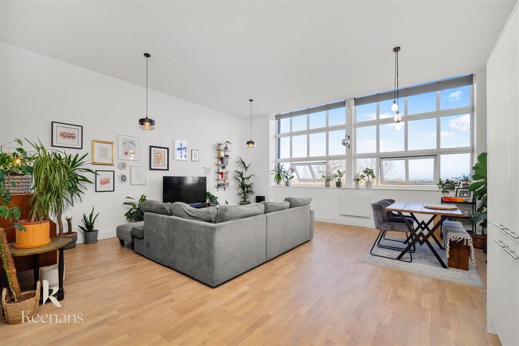2 bed flat for saleMather Lane, Leigh WN7 photo 3