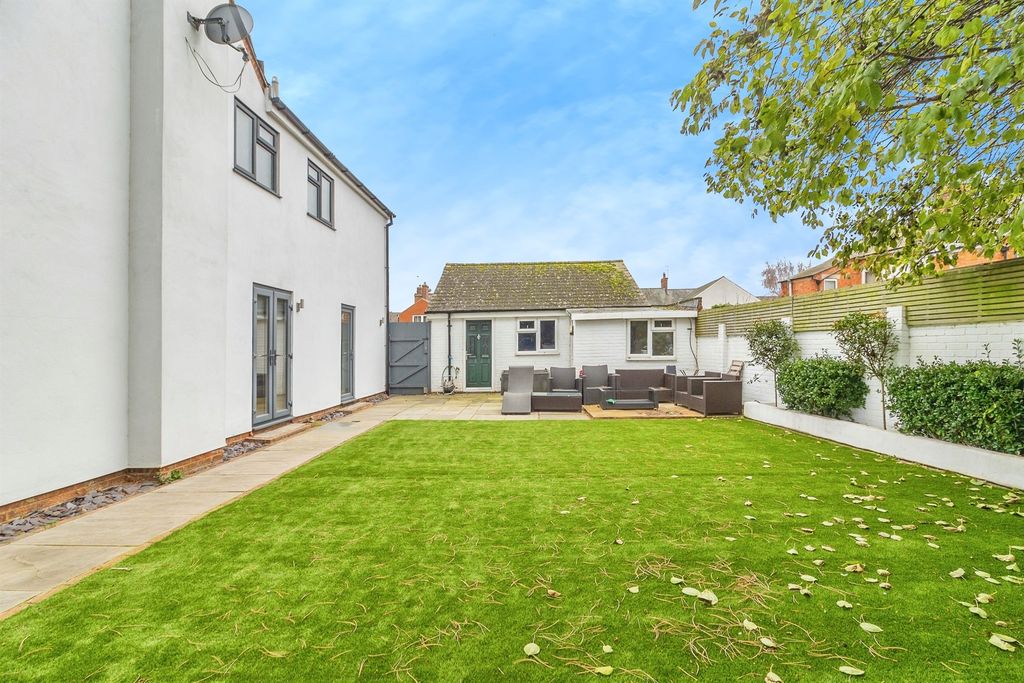Additional image 2 of 5 bed detached house for saleCastle Meadow Close, Newport Pagnell MK16