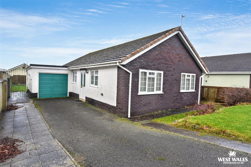 3 bed detached bungalow for saleVicarage Fields, Pembroke SA71