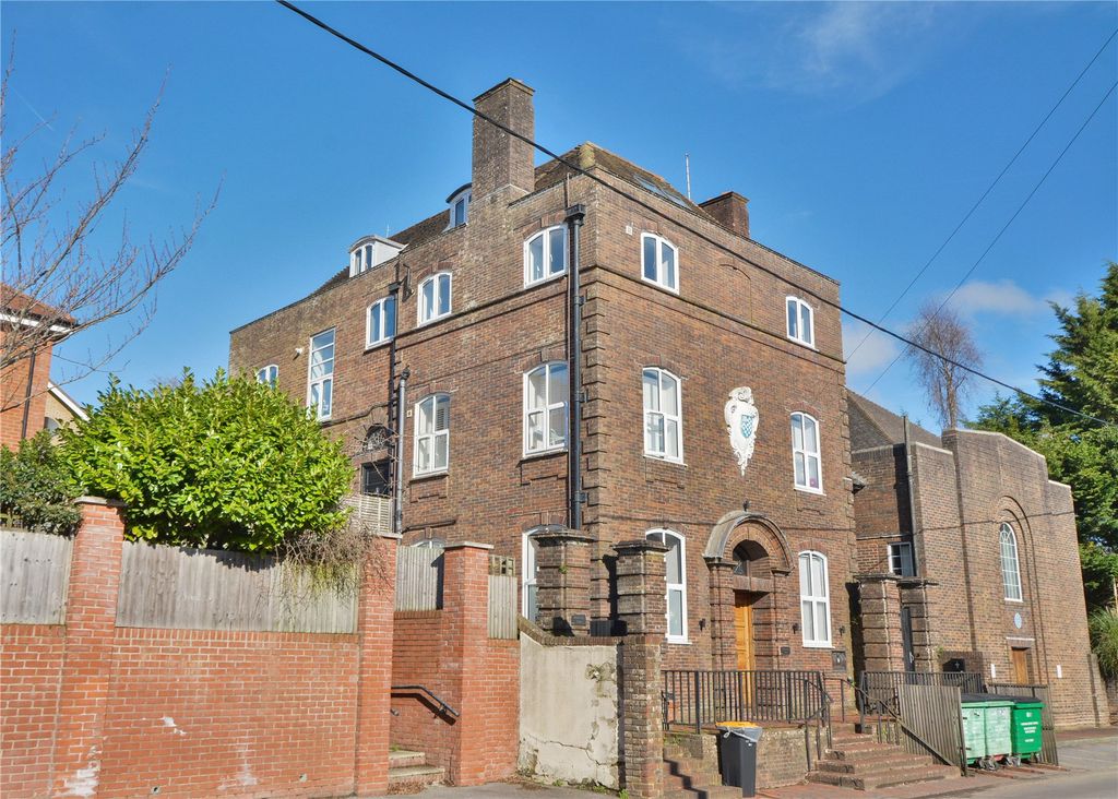 2 bed flat for saleStation Road, Pulborough, West Sussex RH20