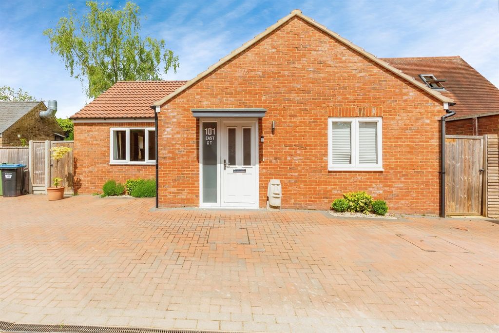 2 bed detached bungalow for saleEast Street, Olney MK46