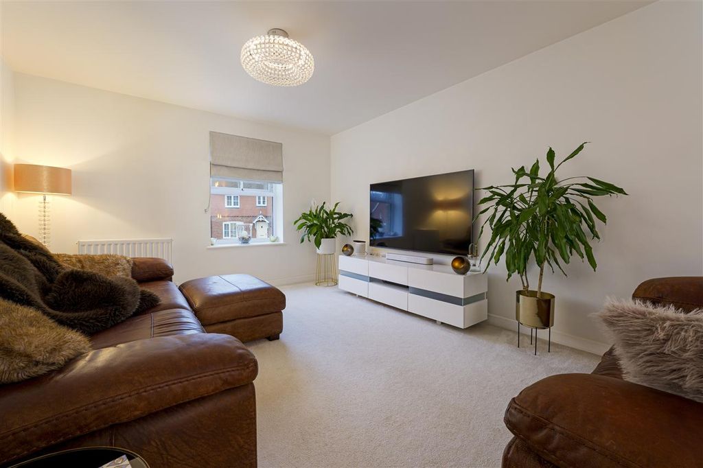 2 bed flat for saleFlat 1, 54-56 Chapelfield Way, Allington ME16