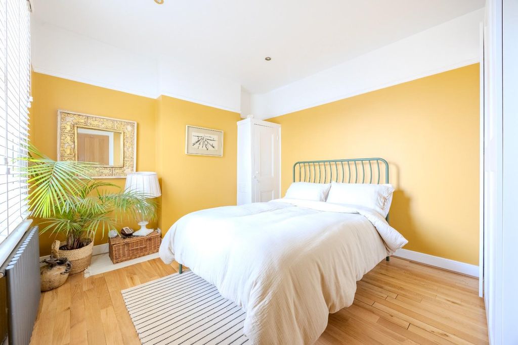 Additional image 13 of 3 bed flat for saleCarlton Drive, Leigh-On-Sea SS9