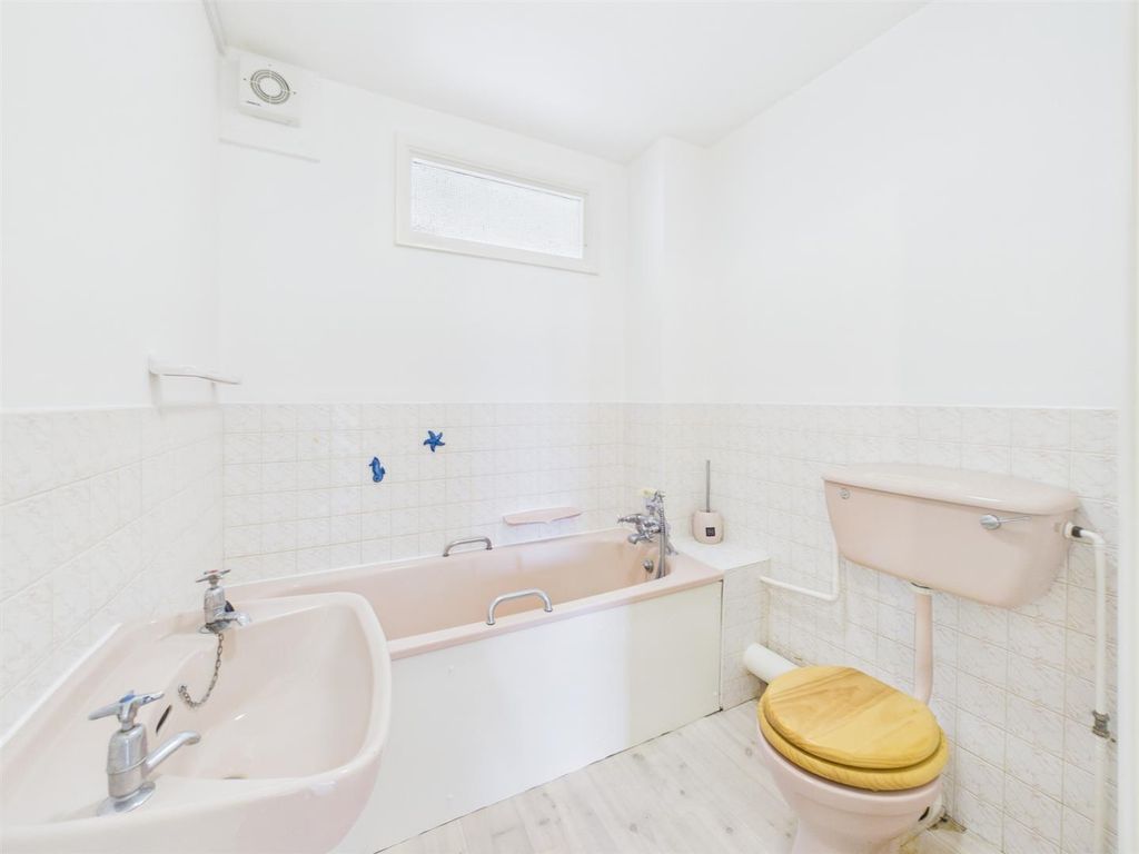 1 bed flat for saleSutton Avenue, Peacehaven BN10 photo 5