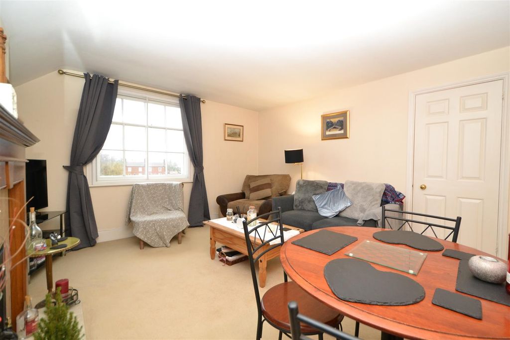 2 bed flat for saleWaterside, Upton Upon Severn, Worcester WR8 photo 4