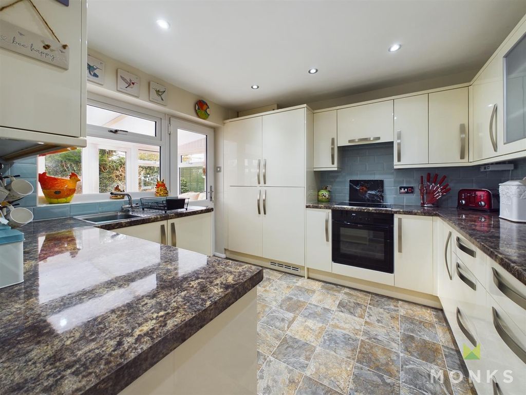 2 bed detached bungalow for saleStation Road, Llanymynech SY22 photo 3