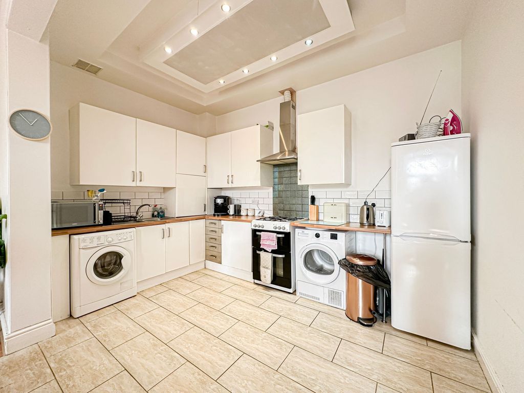 2 bed flat for saleDevonshire Place, Oaklands CH43 photo 2