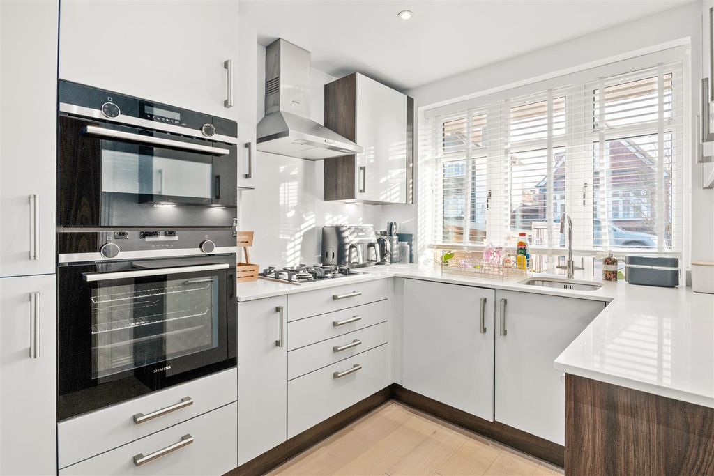 Additional image 4 of 4 bed property for saleFlorence Avenue, Morden SM4