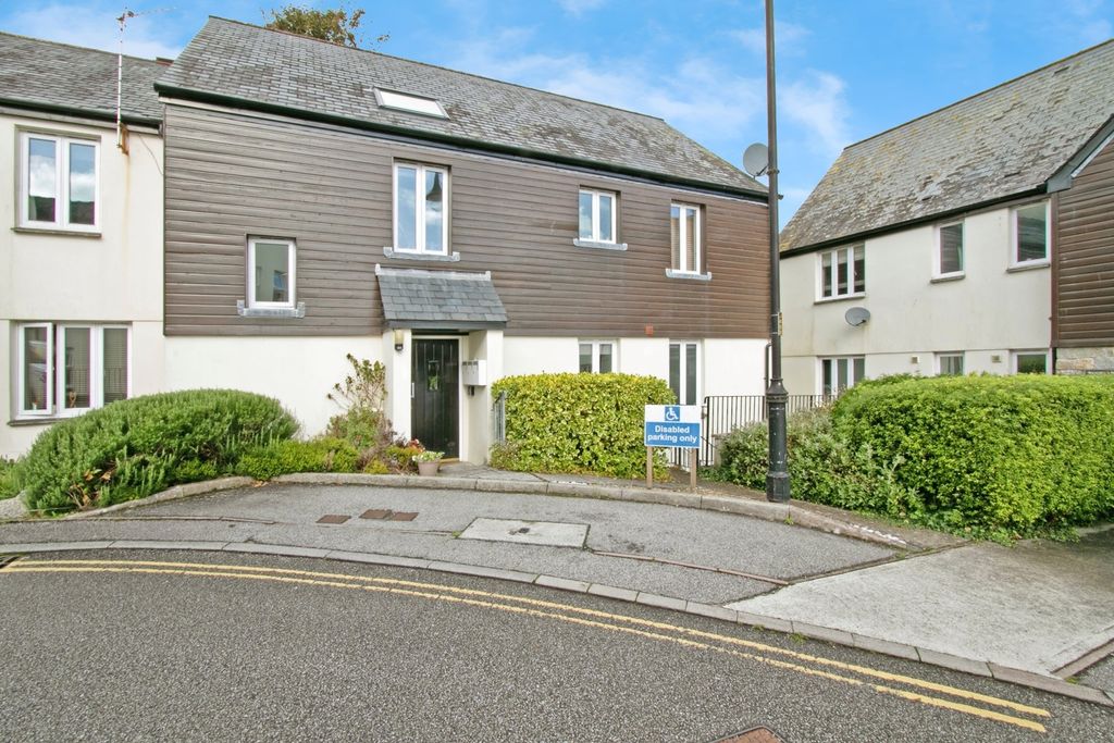 2 bed flat for saleCalver Close, Penryn, Cornwall TR10