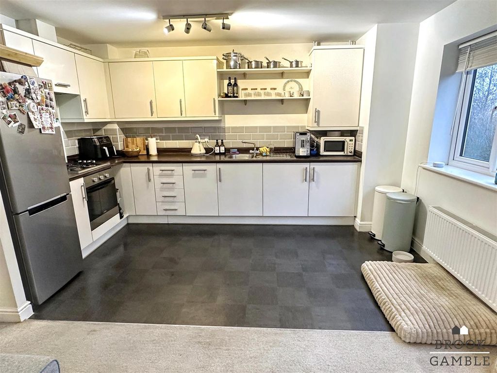 2 bed flat for saleKensington Way, Polegate BN26 photo 4