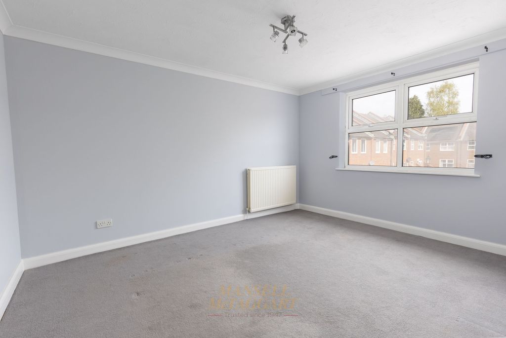 2 bed flat for saleManning Close, East Grinstead RH19 photo 2