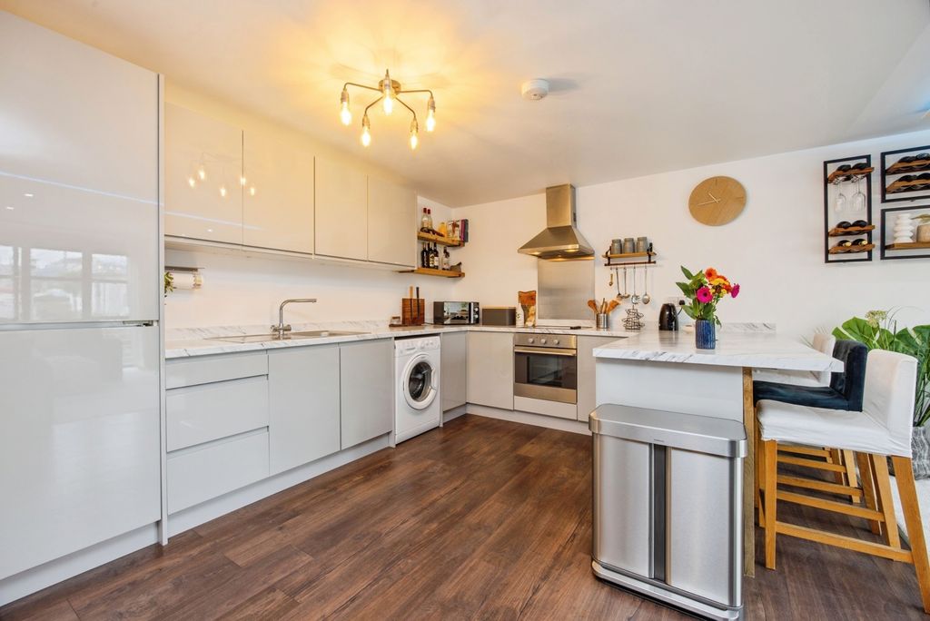 2 bed flat for saleSandy Hill, St. Austell, Cornwall PL25 photo 5