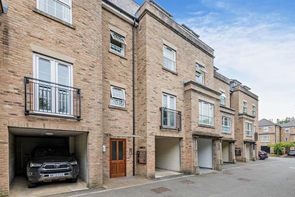 2 bed flat for saleThe Chimes, Bearsted, Kent ME14