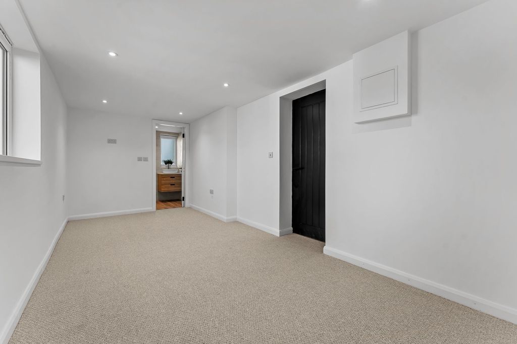 Additional image 18 of 4 bed property for saleChiltern Avenue, Macclesfield SK11