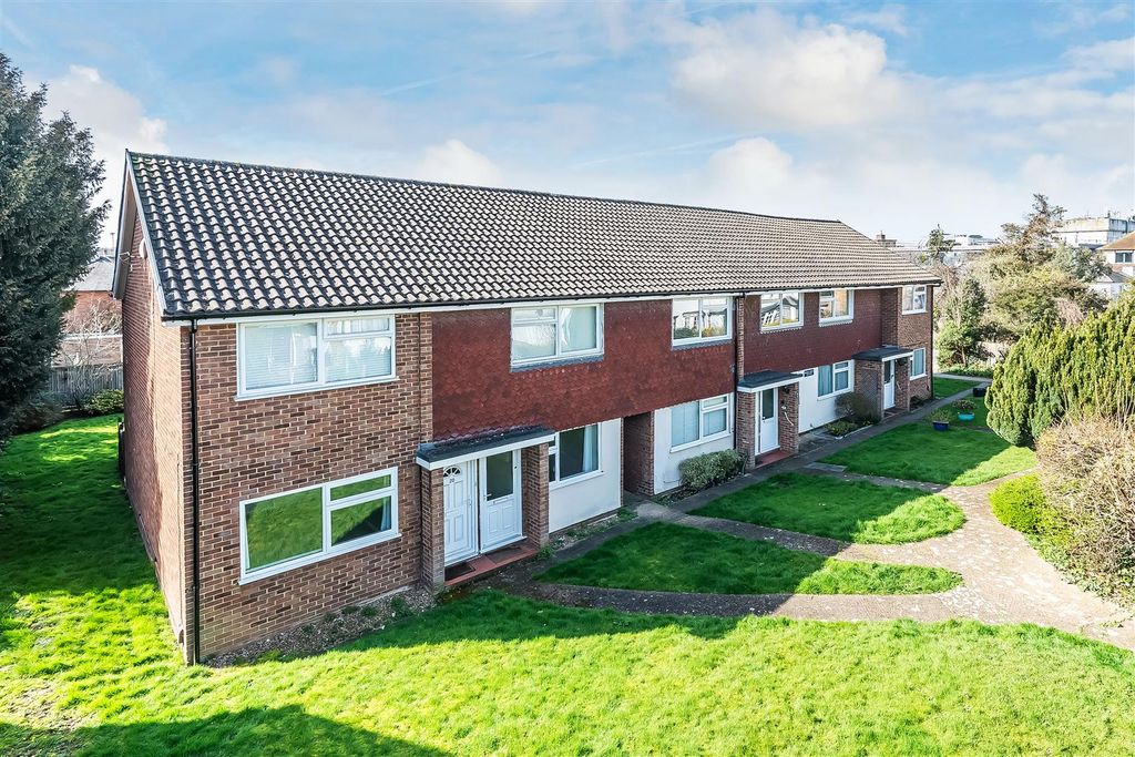 2 bed maisonette for saleRussell Court, Leatherhead KT22