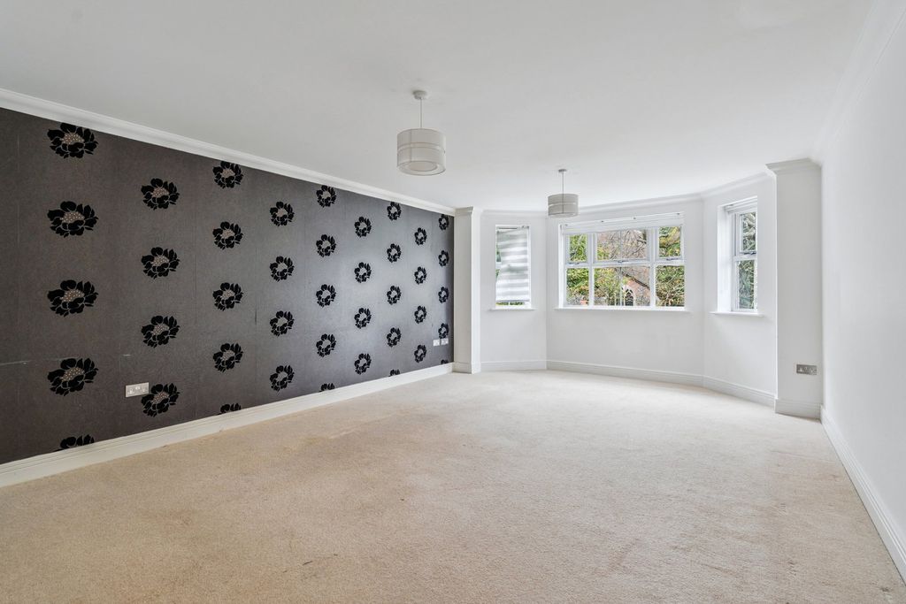 2 bed flat for saleWestfield Park, Hatch End, Pinner HA5 photo 2