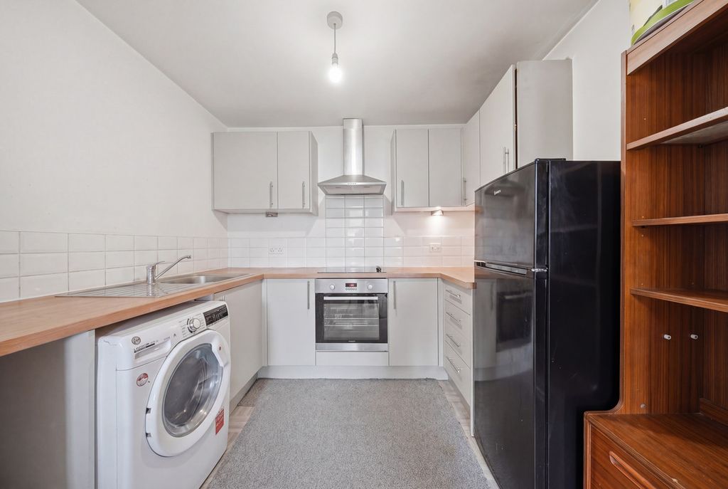 2 bed flat for saleManchester Road, Northwich CW9 photo 2