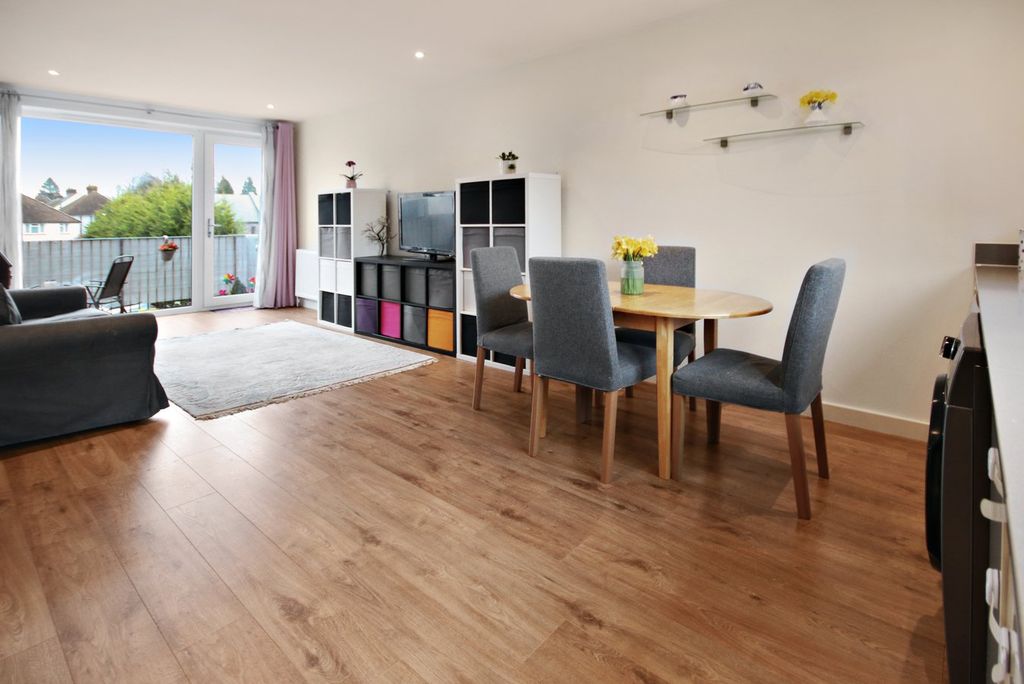 2 bed flat for saleHoltye Avenue, East Grinstead RH19