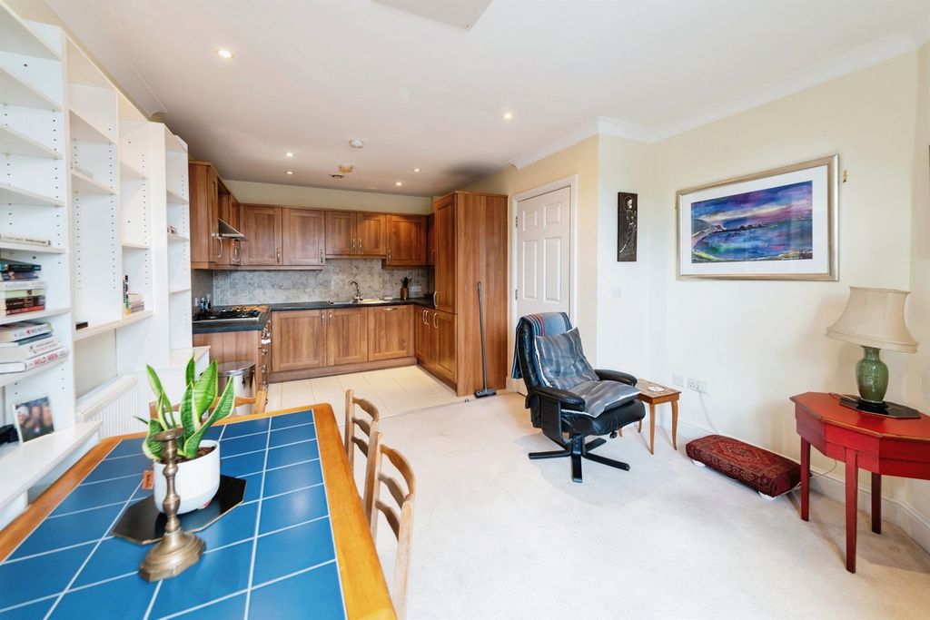 1 bed flat for saleThe Square, Petersfield GU32