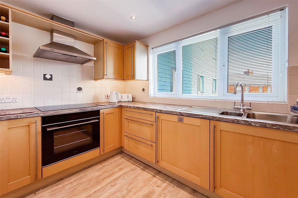 2 bed flat for salePier Road, Littlehampton, West Sussex BN17 photo 4