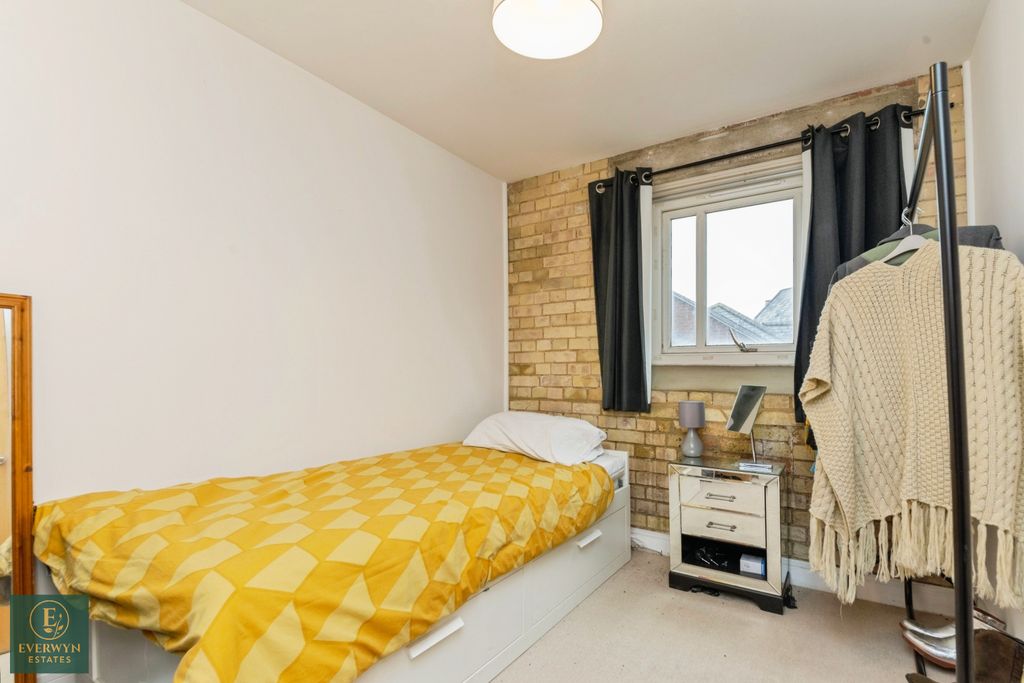 2 bed flat for saleSchool Lane, Mistley CO11 photo 5