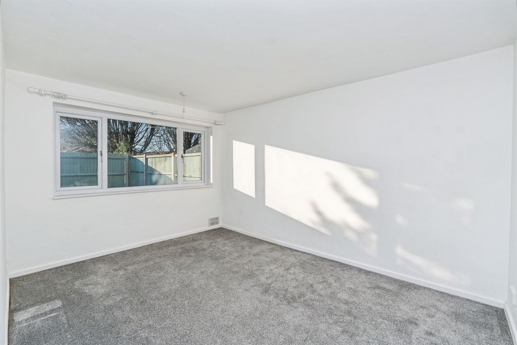 2 bed maisonette for saleArchers Close, Calmore, Southampton SO40 photo 2
