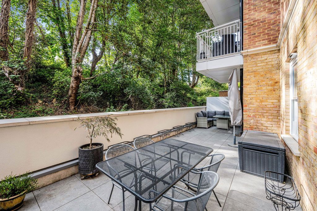 2 bed flat for sale2 Eden Place, Oxted RH8 photo 3